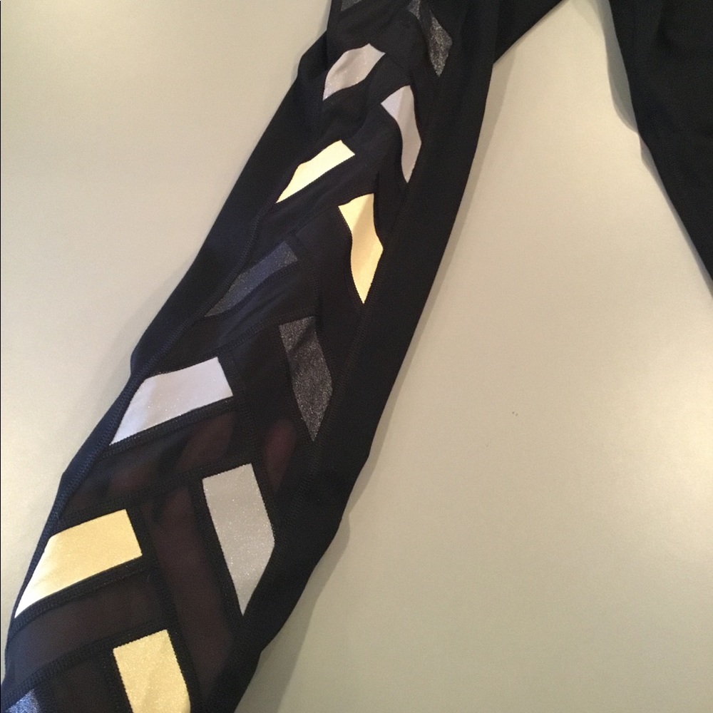 NWOT VS Sport Limited Edition Leggings😍 - Picture 4 of 6